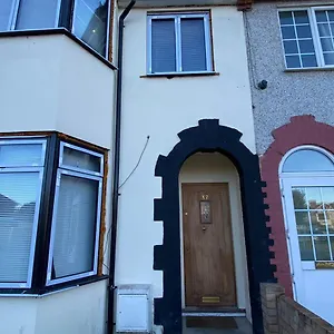 https://cosy-king-size-bedroom-with-modern-fitted-kitchen-in.cambridgehotelsuk.com