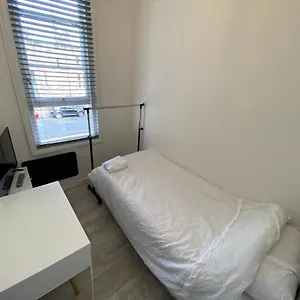 Homestay Small Single Walking Distance To Station, Brighton